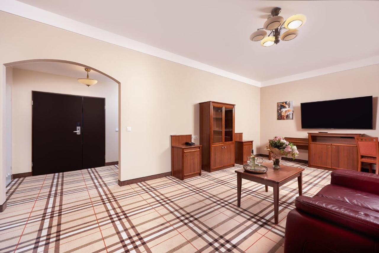 Hotel Anton By Dns プルシュクフ エクステリア 写真