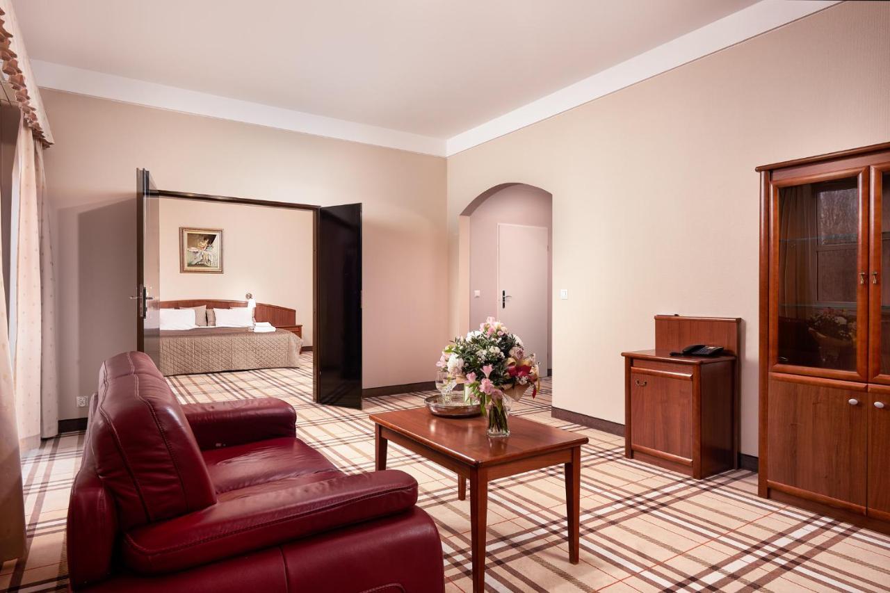 Hotel Anton By Dns プルシュクフ エクステリア 写真