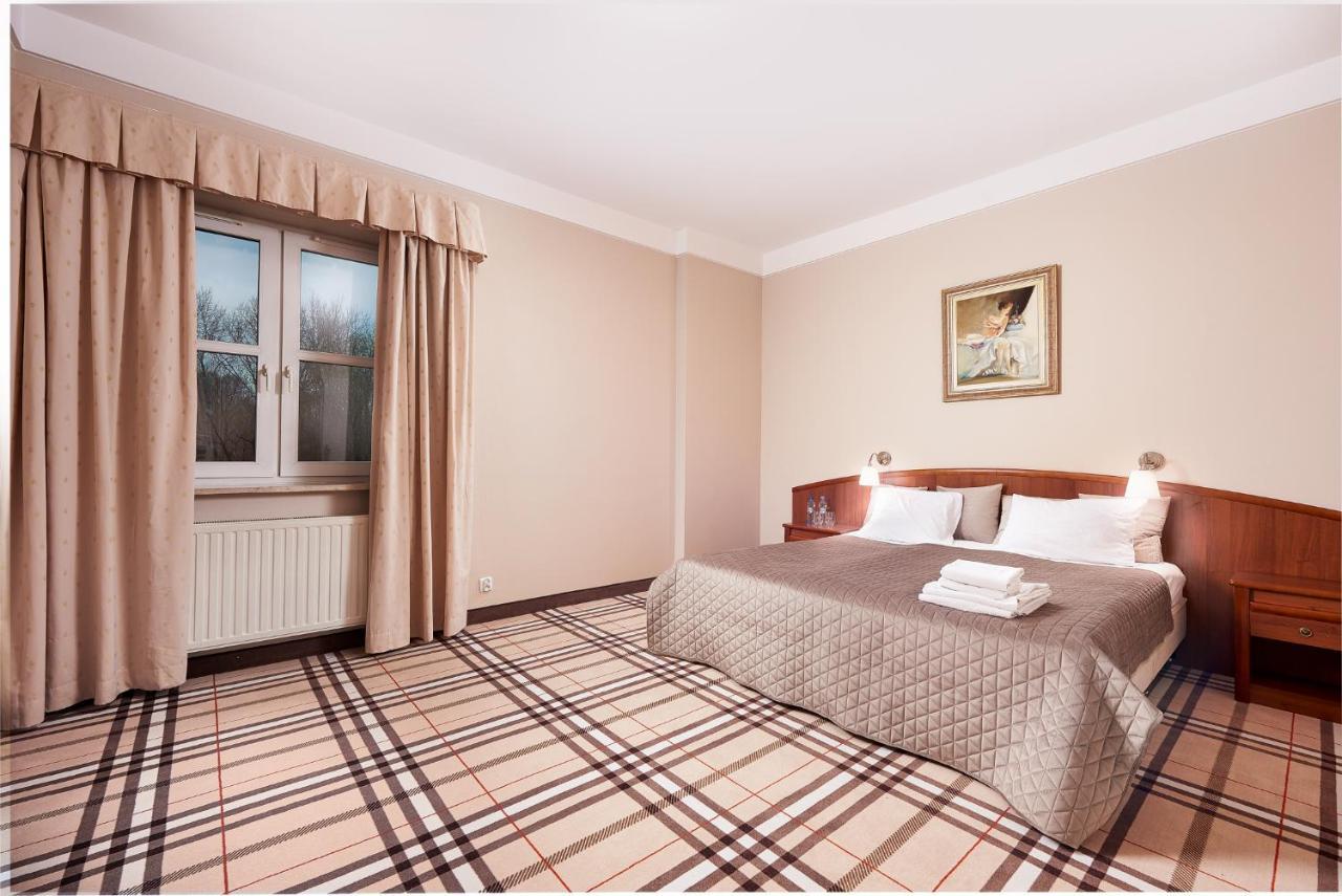 Hotel Anton By Dns プルシュクフ エクステリア 写真